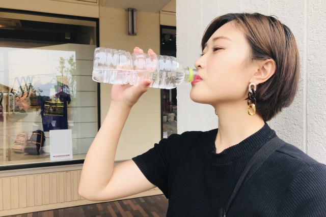 専門家「ペットボトルは口つけて飲むと菌が300兆倍になります」←これよく聞くけどさ🥺