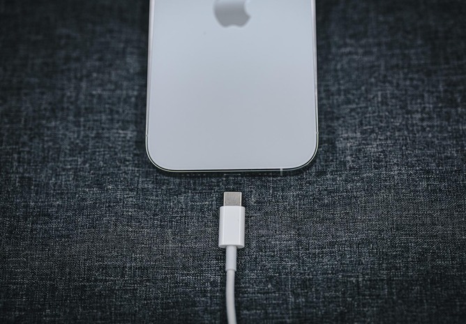 【悲報】ワイのiPhone8、なぜか死亡