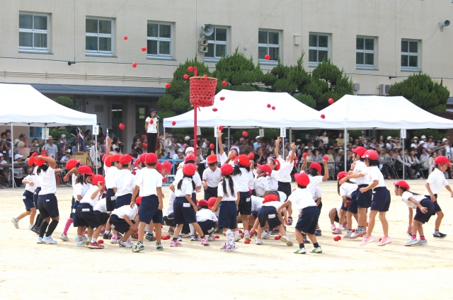 【悲報】近所の小学校の運動会の練習「えっほえっほ赤組が優勝って伝えなきゃｗ」
