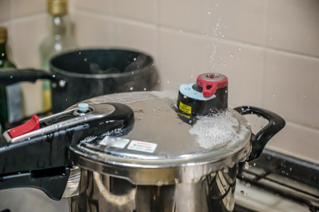 僕「圧力鍋を買わせてくれ！！」　嫁「いや場所とるじゃん」　僕「頼む！！」　嫁「何に使うの」　僕「軟骨とか煮込む！」→