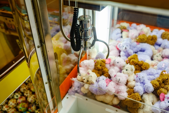 クレーンゲーム「何回もお金入れないと、アーム固くなりませんよ」←こんなこと許していいのか？
