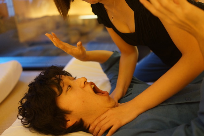 ワイ、初めてメンエス嬢にオイルまみれで抜かれる