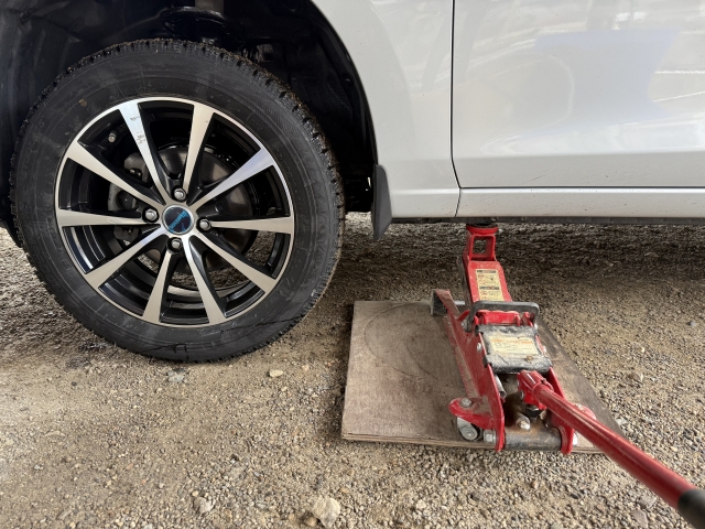 【悲報】ワイ氏、車のジャッキアップに失敗して廃車確定