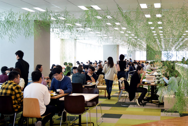 社員ワイ「(食堂のおばちゃんたち忙しそうやな……せや！)」