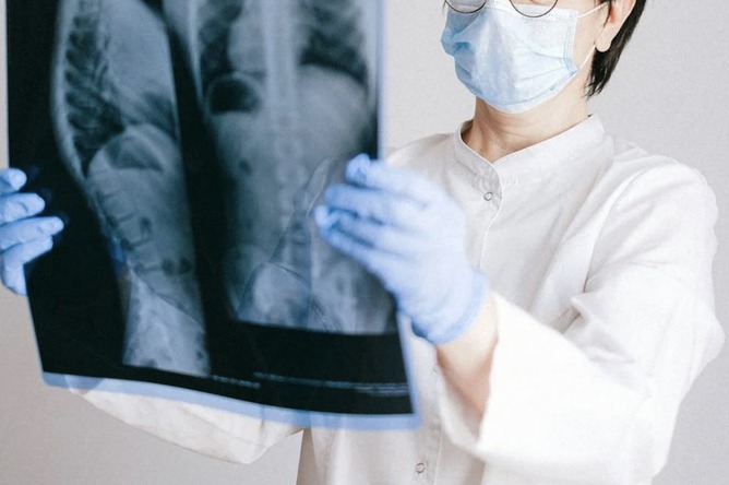 レントゲン医「レントゲンは怖くないですよ〜（分厚いジャケットﾄﾞｻｧ！分厚い二重扉ﾊﾞｱﾝ！）」