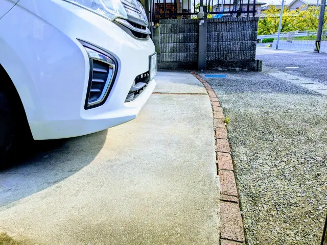 夜ワイの家の駐車場「ｶﾞｻ…ｺﾞｿ…ｶﾞﾁｬ…」　布団に包まってるワイ「？…なんやろ」