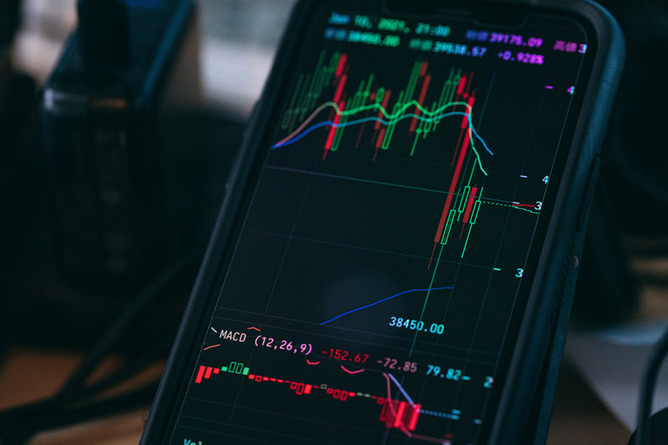 彡(^)(^)「今日からFX参戦することになりました。35歳第二の人生頑張るぞ」