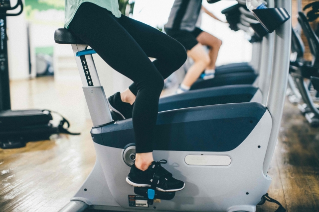 ジムでエアロバイクワイ「ふーっ♥︎ふーっ♥︎よし…♥︎」