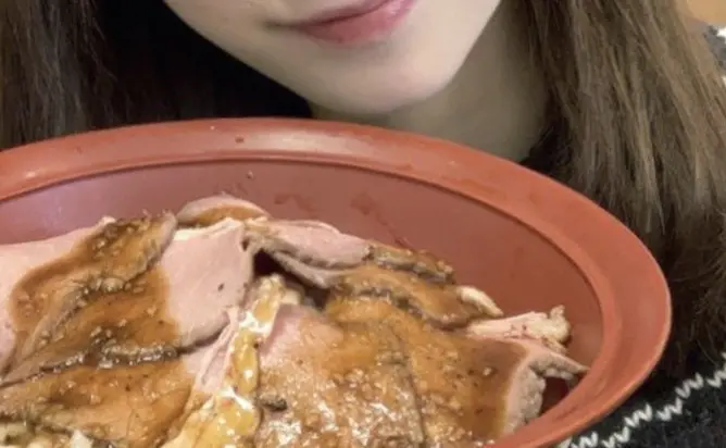 【画像】すき家のローストビーフ丼を1人で食べた美人JD、疑われる