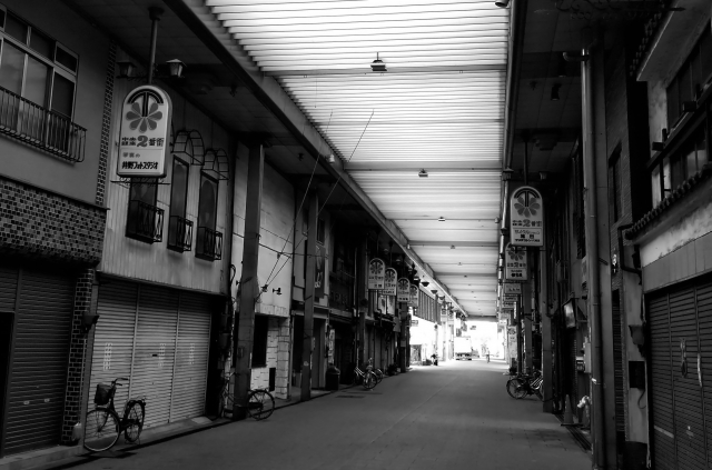 【画像】祖父が亡くなって店を片付けてたんだけどこれって多分違法だよな・・・