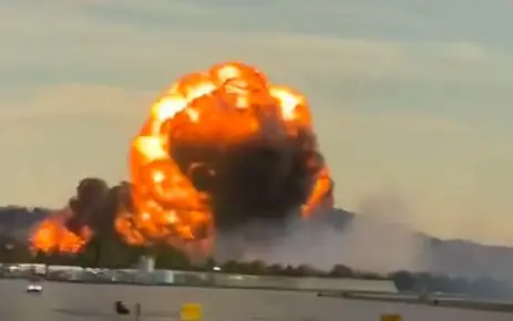 【速報】空港で墜落事故、大炎上