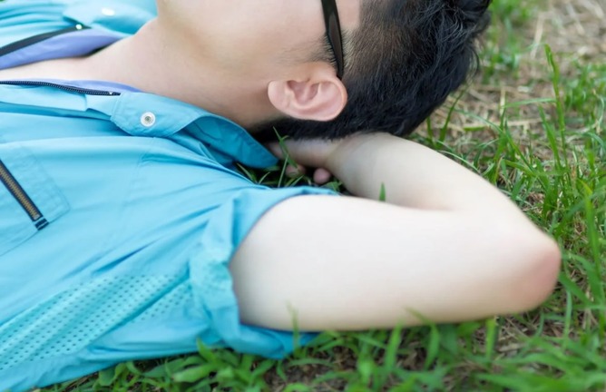 タイミーで18時間ぶっ通しのライブ会場設営のバイトしたら会場の床で仮眠取らされてワロタｗｗｗｗｗｗｗ