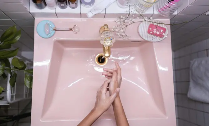 【悲報】ワイの元カッノ、施設で💩を壁に塗りたくってしまう・・・