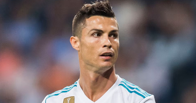 【画像】クリスチアーノ・ロナウド(40)の肉体、エグ過ぎるｗｗｗｗｗｗｗ