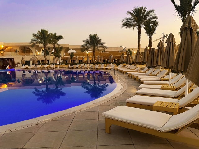 【悲報】プールで溺れかけた女性、ホテル側に8000万円の賠償請求をしてしまう