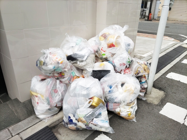 管理会社「ゴミ捨ては朝の7:30～8:30の間のみ！夜出しも認めん！違反したら清掃料貰います!!」←結果ｗｗｗｗｗｗｗ