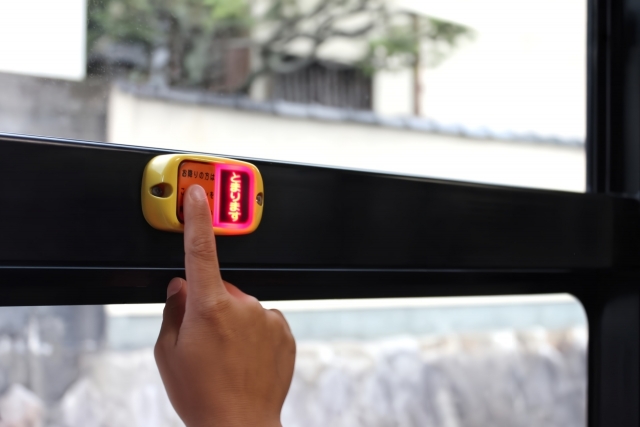 バス内ガキ「ボタン押すｩ😭」ワイ「ﾌｯﾌｯﾌ😎」