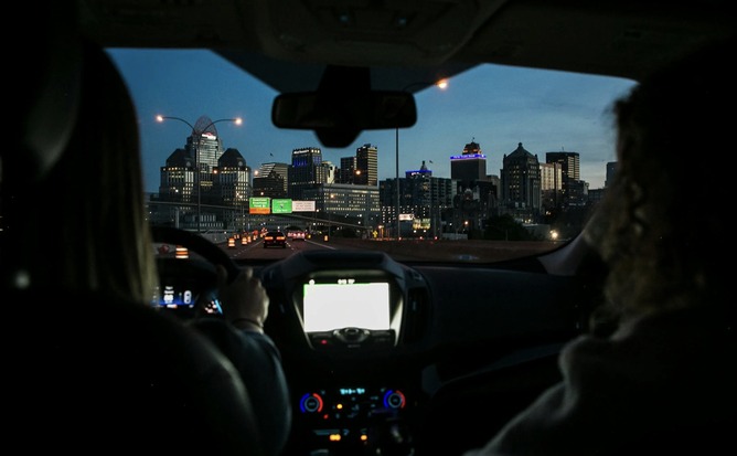 【画像】この場合どちらにウインカー出すかわかるか？