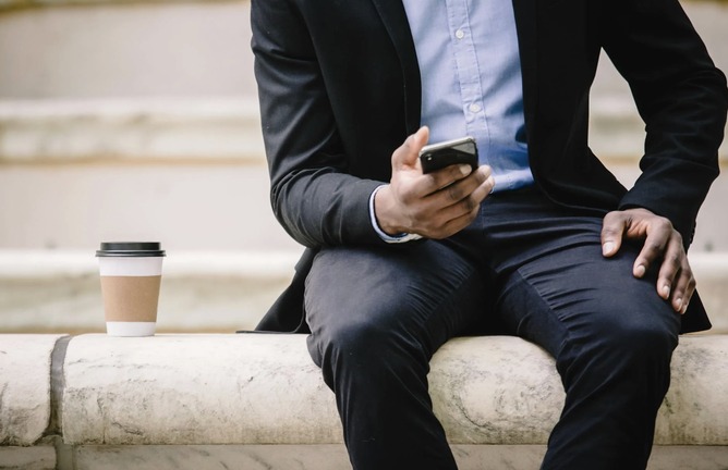 【朗報】弊社(従業員12名)、ついに夢の社用スマホ導入🥳