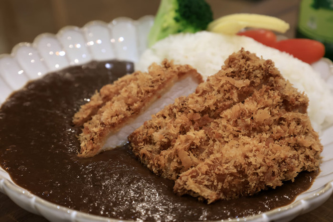 【画像】カツカレーさん、イギリス人の手によってとんでもない姿にされる