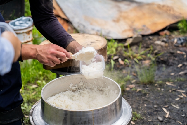 【悲報】ワイ大学生、炊き出しに参加するも説教される……