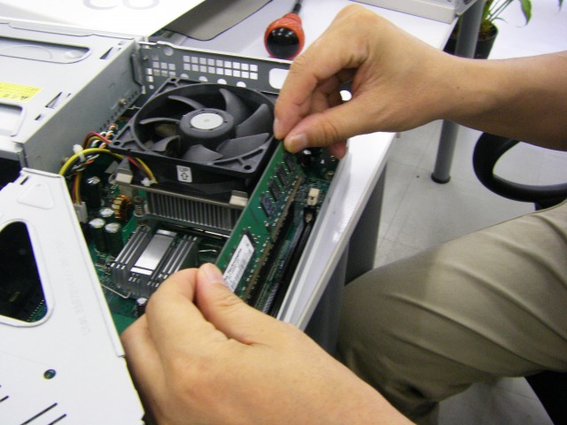 【悲報】パソコン屋さん、ブチギレ「メモリが入荷しない💢仕様変更して送るから納得しろ💢」