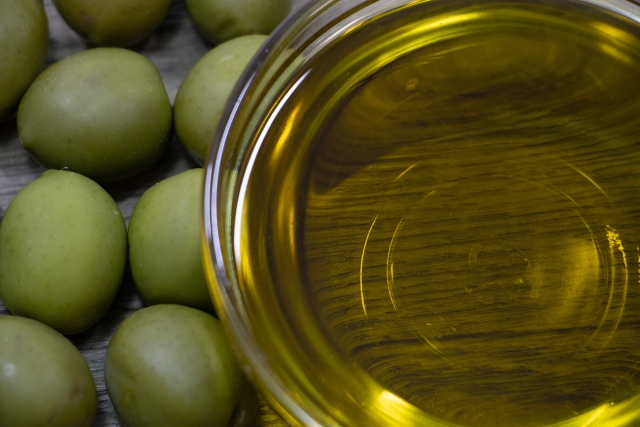 【悲報】ワイ「おっ、オリーブオイル安いやん！買ったろ！(オリーブオイル30％残り70%キャノーラ油)」