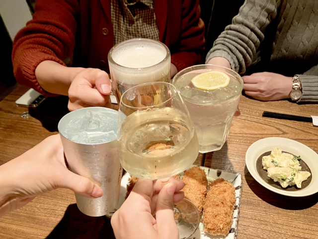 【悲報】ニートワイ、「飲み会代行」の仕事を考えるも親にぶん殴られる