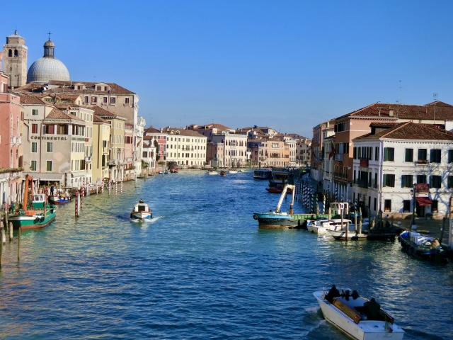 【画像】イタリア、道端にこんなものを置いて芸術扱いしてしまうｗｗｗｗｗｗｗｗｗ