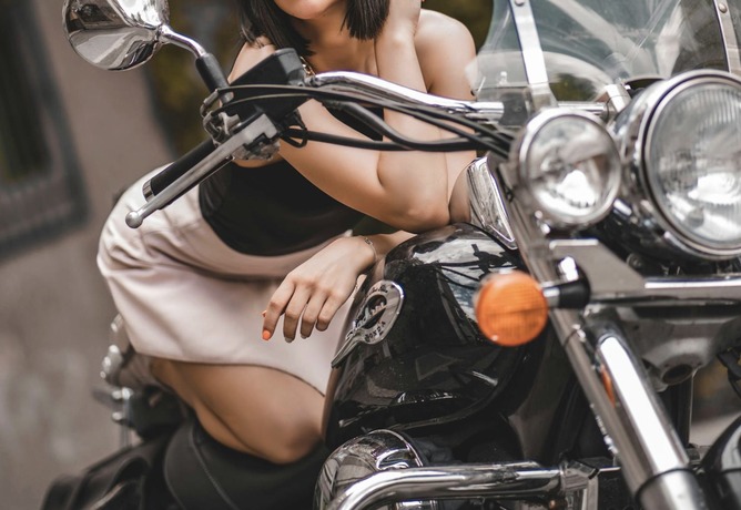 【動画】チビ女さん、大型バイクに補助輪を付けて街の笑いものになる