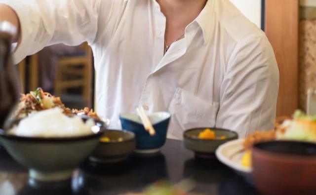 【画像】いいかい学生さん、脂身だけのトンカツをな・・・