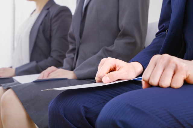 【悲報】面接官「えーと、フォークは使える？」俺「えっ！ふぉ、フォークですか？まあ普通に使えますけど……」