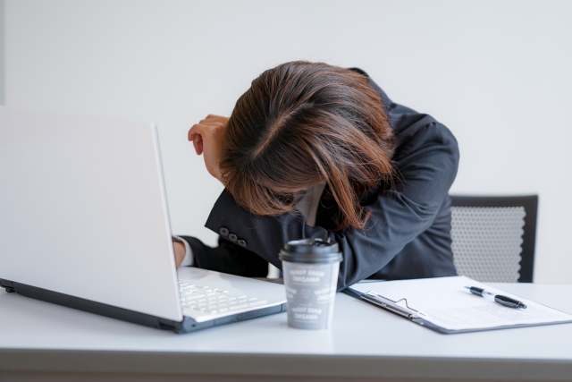 【悲報】アラフォーワイ、20代の女子社員に個人チャット送りまくってたら厳重注意😢