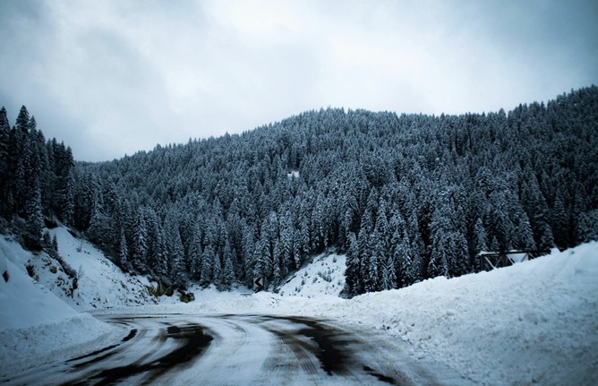 【画像】スノーソックス履いて雪山にやって来た軽自動車さん、見事に横転する
