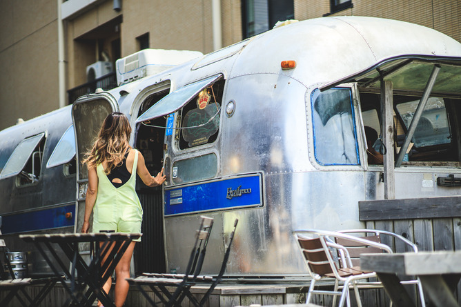 【悲報】親に金を出してもらいキッチンカーを開業したまんさん、嫌になり彼氏を作って逃亡する