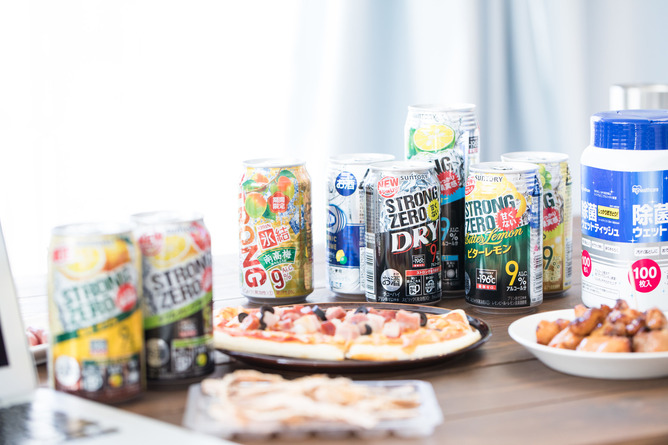 女友達（27）の家で宅飲みしてるのにヤる空気なくて草 → 押し倒した結果