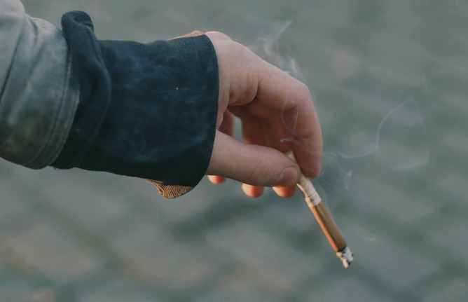 一般人「タバコ休憩は10本吸えば100分のサボり」ヤニカス「😡」