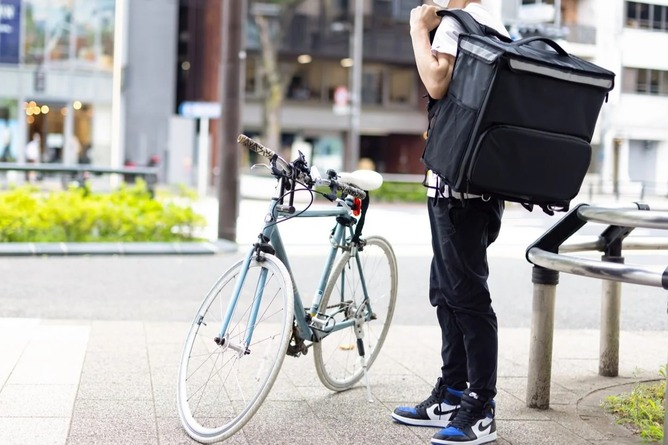 【画像】Uber配達員さん、1ヶ月のでお前らの半年分を稼ぐ…