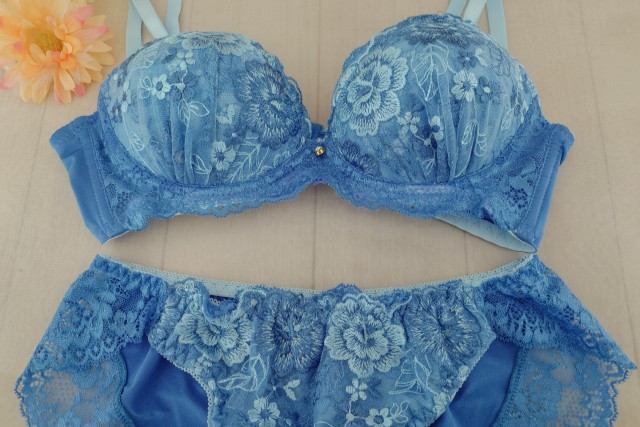 【画像】おぱんちゅ見せるから酔ってる38歳の女にかまってｗｗｗ