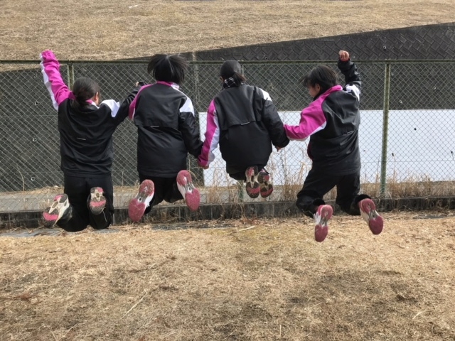 公園でJK陸上部が服を捲って腹筋の見せ合いして｢すごーい！｣とか言って太股も出しながら騒いでたんだけど