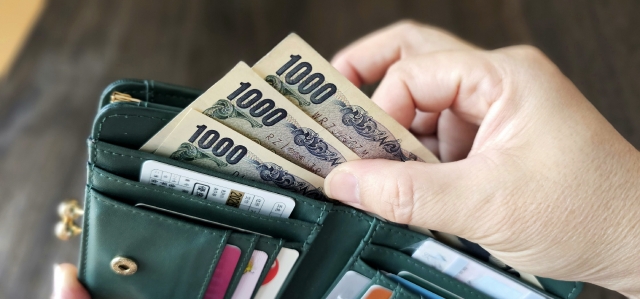 ホームレスが寝ていたからパンと千円札を置いた
