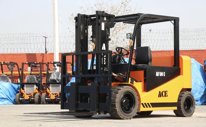 【画像】このフォークリフトの画像適当すぎワロタｗｗｗｗｗｗｗｗｗ