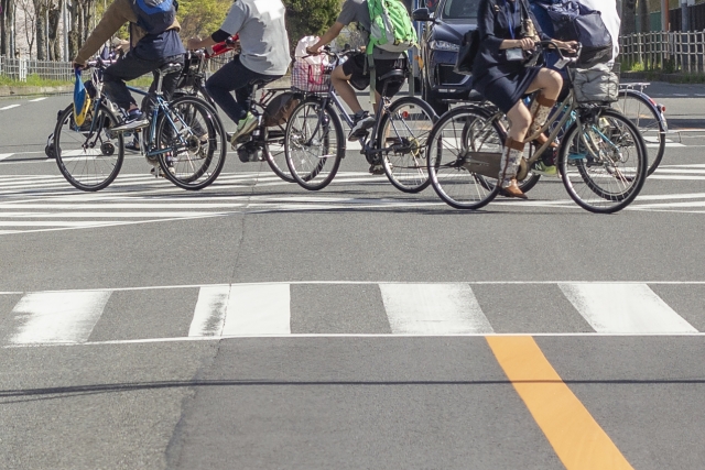たまに横断歩道で自転車に譲ってるバカ車居るけどさ