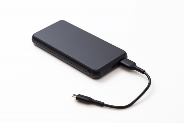 【画像】モバイルバッテリー、二度見するレベルで薄くなるｗｗｗｗ