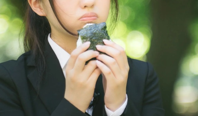 【悲報】日本のコンビニ、「普通のおにぎり」すら作れないことが判明