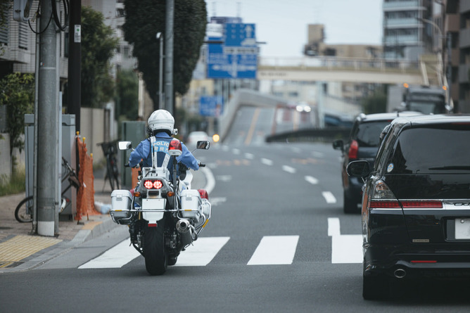 【悲報】警視庁「自転車を追い越す際は、最低1メートル以上幅を空け時速20km程度で🙂」