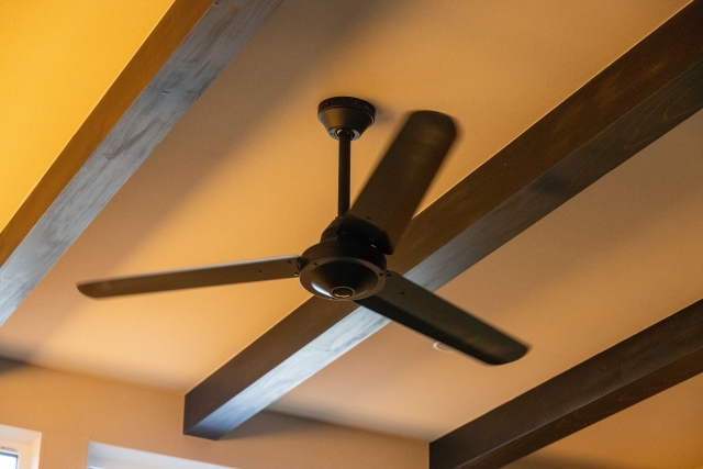 天井にゆっくり回転する扇風機付いてる部屋あるじゃん