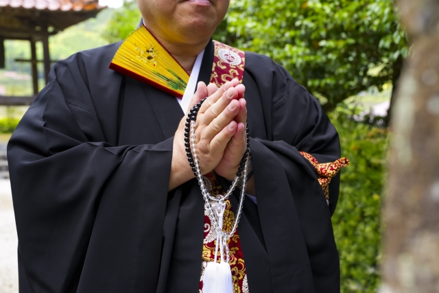 【謎】坊主ってお経読むだけで20万くらい持っていくけど