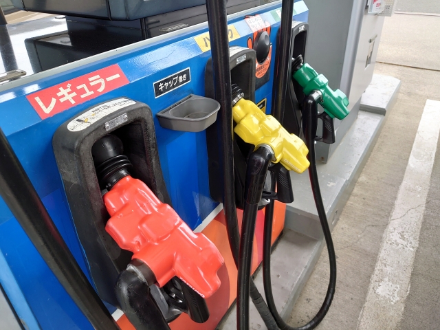 セルフガソスタの従業員「（監視モニター見て）この客は給油準備できたな。許可ボタン、ポチッ！ｗ」