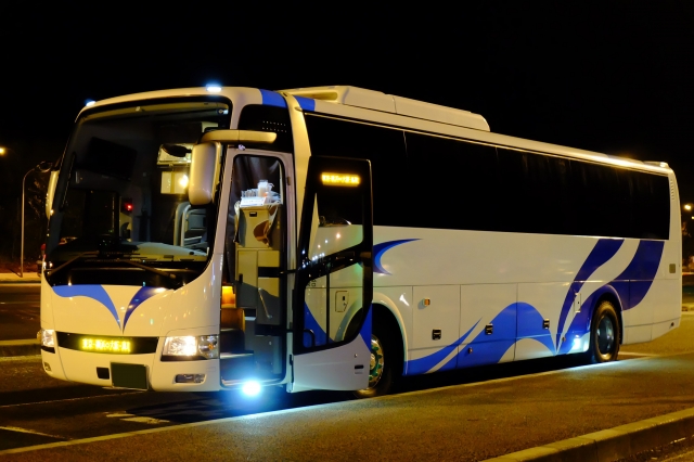 初めて夜行バス乗ったけどヤバいな